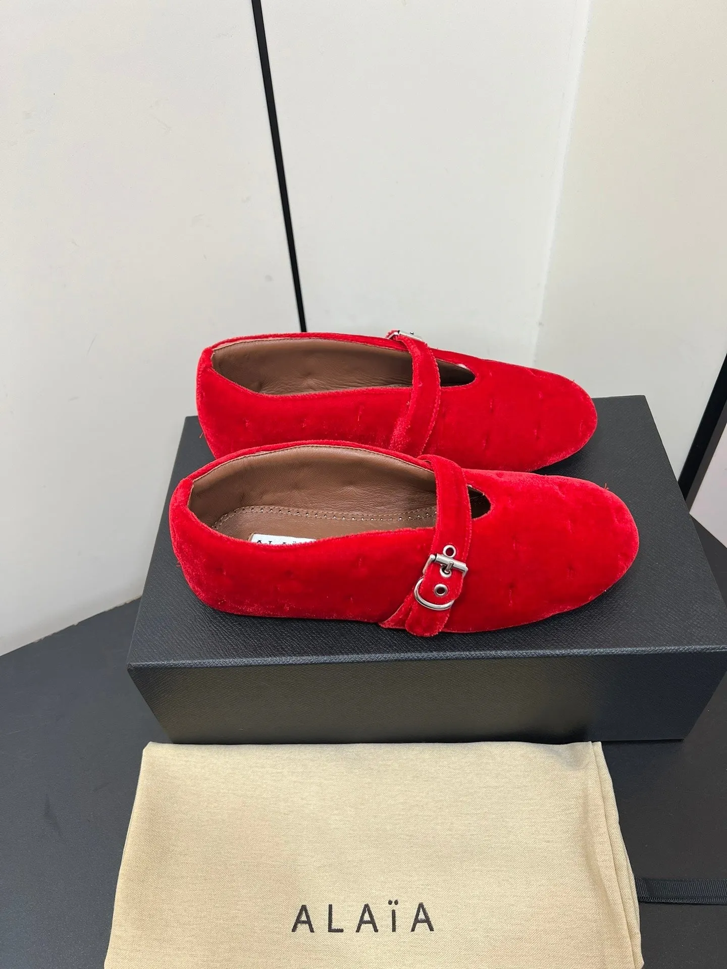 Alaila Ballet Flats In Red Velvet 975743