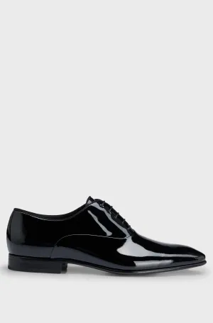 Patent leather Oxford shoes with a pointed shape