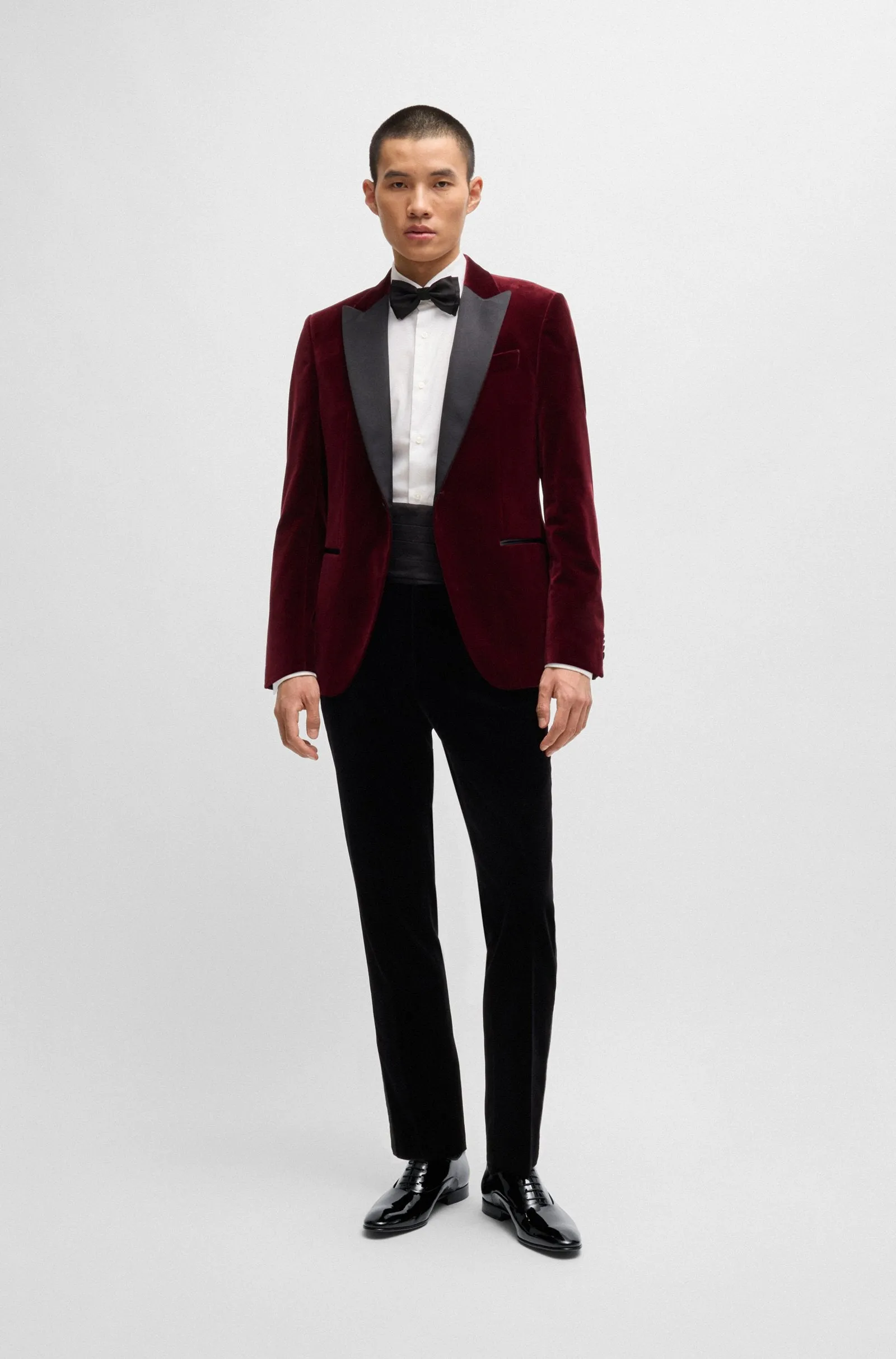 Patent leather Oxford shoes with a pointed shape