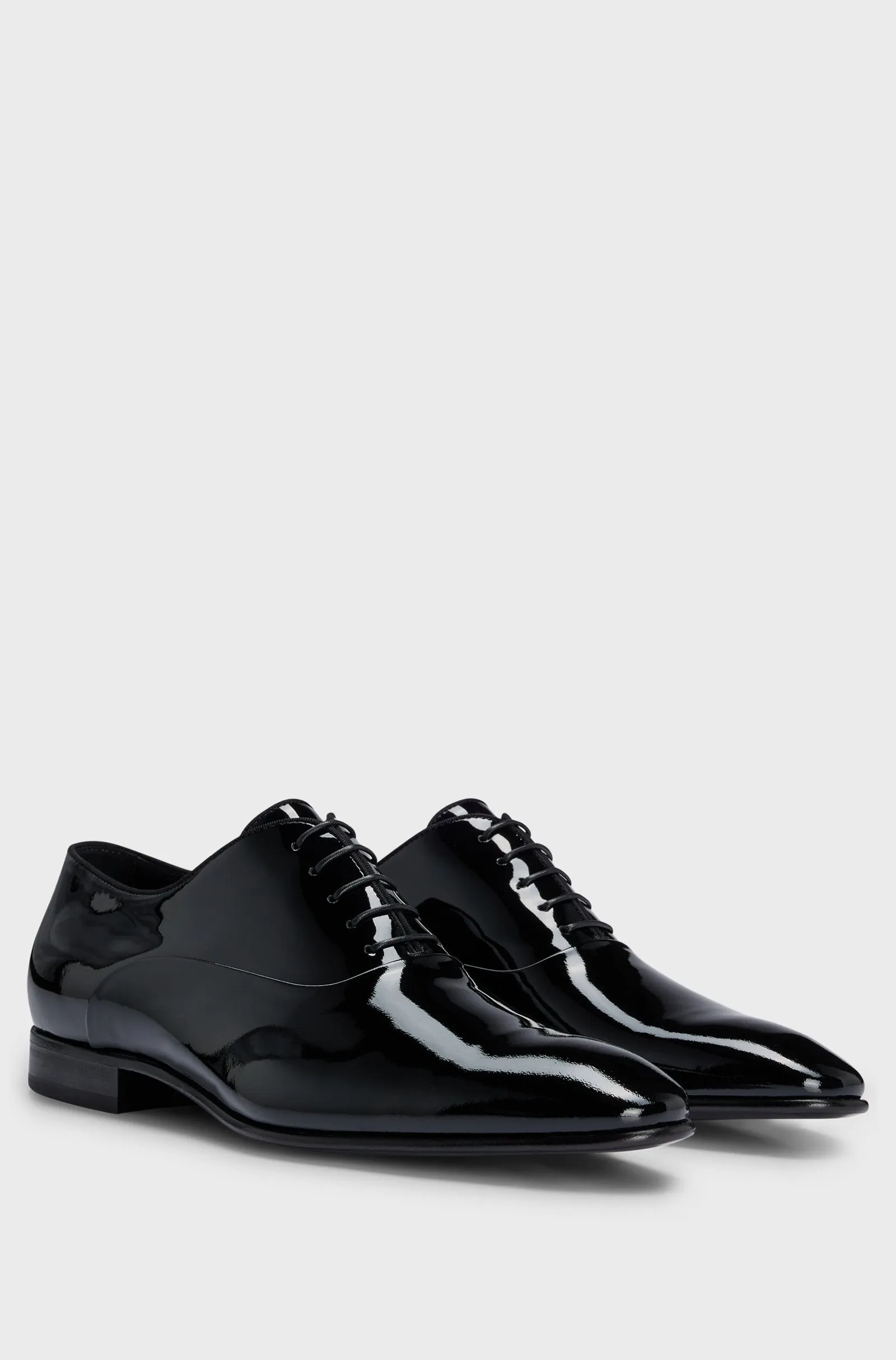 Patent leather Oxford shoes with a pointed shape