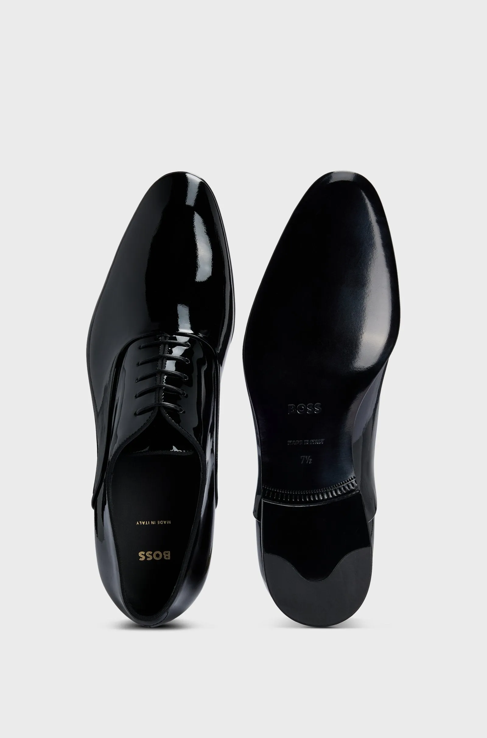 Patent leather Oxford shoes with a pointed shape